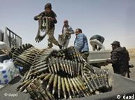 Libyan rebel fighters load a truck with ammunition on the outskirts of Ajdabiya, Libya, Saturday, April 16, 2011. (Foto:Ben Curtis/AP/dapd)