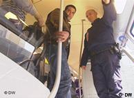 Immigranten im Zug zwischen Frankreich und Italien Über Italien nach Frankreich gereiste Flüchtlinge werden im zwischen beiden Ländern verkehrenden Zug von der Polizei kontrolliert Autor: DW