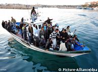 Barco com refugiados chega à ilha de Lampedusa, fronteira externa da UE