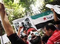 示威者在叙利亚驻埃及使馆门前抗议政府暴力镇压