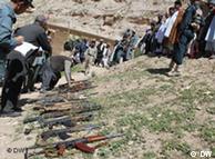 شماری از نیروهای طالبان در حال تحویل سلاح‌های خود