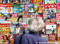 Auf verschiedene Titel von Magazinen und Zeitschriften an einem Kiosk in Köln blickt eine ältere Frau am Montag (06.08.2007). Foto: Oliver Berg dpa/lnw +++(c) dpa - Report+++ pixel Schlagworte neon , view , Frau_mit_Herz , Fernsehwoche , .Handel , Bild , kicker , .Medien , Das_goldene_Blatt , .Frauen , Funkuhr , Focus , .Zeitschriften , .Zeitungen , Der_spiegel , .Wirtschaft