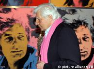 Гунтер Закс пред картина на Анди Уорхол, която изобразява него самия
