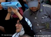 نسرین ستوده، وکیلی که به دلیل دفاع از زندانیان سیاسی و حقوق زنان در زندان به سر می‌برد