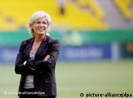 Fußball Länderspiel Frauen: Deutschland - Niederlande am Dienstag (07.06.2011) im Tivoli Stadion in Aachen. Bundestrainerin Silvia Neid steht vor dem Spiel auf dem Platz. Foto: Rolf Vennenbernd dpa/lnw +++(c) dpa - Bildfunk+++ 