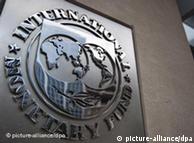 Επιφυλάξεις για τη βιωσιμότητα του χρέους εκφράζει το ΔΝΤ.