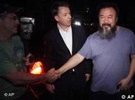 Activist artist Ai Weiwei, right, shakes hand with unidentified foreign journalists gathered outside his home in Beijing, China, Wednesday, June 22, 2011.  Chinese state media said Ai Weiwei has been released on bail after confessing to tax evasion, following three month in detention.  Ai thanked reporters waiting outside his studio for their support but said under the conditions of his release he was not able to say more.(Foto:Ng Han Guan/AP/dapd)