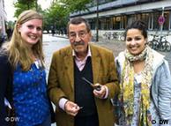  Günter Grass (zusammen mit Naomi Conrad - links, und Rachel Baig - rechts) beim Netzwerk Recherche Treffen in Hamburg, 2. Juli.