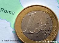 ILLUSTRATION: Eine italienische Ein-Euro-Münze ist am Montag (11.07.2011) in Düsseldorf auf einer Italienkarte zu sehen. Die Euro-Finanzminister beraten in Brüssel darüber, wie die Krise eingedämmt werden kann. Nicht nur das krisengeschüttelte Griechenland, sondern auch Italien macht die Märkte nervös. Foto: Federico Gambarini dpa/lnw
