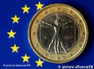 ILLUSTRATION - Eine italienische Euro-Münze liegt am Montag (11.07.2011) in Schwerin auf einer Europafahne. Die Euro-Finanzminister beraten in Brüssel darüber, wie die Krise eingedämmt werden kann. Nicht nur das krisengeschüttelte Griechenland, sondern auch Italien macht die Märkte nervös. Foto: Jens Büttner dpa/lmv
