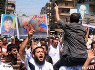 متظاهرون يرفعون صورة الطفل حمزة الخطيب الذي تحول إلى رمز في سوريا