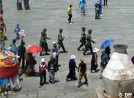 Aus Anlass des 60-jährigen Jubiläums der Eingliederung Tibets in die Volksrepublik China durch die chinesische Armee wurden die Sicherheitsvorkehrungen verschärft. Überall in Lhasa, Hauptstadt Tibets, ist zur Zeit Polizeipräsenz zu beobachten.  Fotos aus Lhasa. Der Fotograf ist DW-Korrespondent Qin Ge.