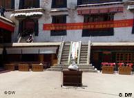 Aus Anlass des 60-jährigen Jubiläums der Eingliederung Tibets in die Volksrepublik China durch die chinesische Armee wurden die Sicherheitsvorkehrungen verschärft. Überall in Lhasa, Hauptstadt Tibets, ist zur Zeit Polizeipräsenz zu beobachten.

Fotos aus Lhasa. Der Fotograf ist DW-Korrespondent Qin Ge.