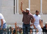 التونسيون مستمرون في المظاهرات حتى بعد الاطاحة ببن علي وممارسة الديمقراطية وتاسيس عشرات الاحزاب السياسية