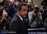 epa02834419 French President Nicolas Sarkozy arrives at a eurozone heads of state meeting at the european council headquarters in Brussels, Belgium 21 July 2011.European leaders are meeting to hammer out a deal on a second bailout for Greece and consequently halt the debt crisis from spreading to Spain and Italy, two of the 17-member eurozone_s biggest economies. EPA/OLIVIER HOSLET +++(c) dpa - Bildfunk+++
