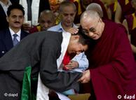 Lobsang Sangay, left, the new prime minister of Tibet's government in exile, is greeted by Tibetan spiritual leader the Dalai Lama during his swearing-in ceremony at the Tsuglakhang Temple in Dharmsala, India, Monday, Aug. 8, 2011. (Foto:Ashwini Bhatia/AP/dapd)
