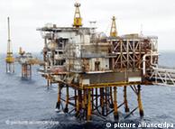 Blick auf eine Erdgas- und Erdölförderplattform in der Nordsee vor der norwegischen Küste, aufg. am 5.7.2003. Sie gehört zum Erschließungsgebiet Ekofisk, das aus den Öl- und Gasfeldern Ekofisk, Eldfisk, Embla und Tor besteht und derzeit aus insgesamt 29 Einzelplattformen umfasst. Diese Komponenten sind mit Gehsteigen und teilweise mit Leitungen miteinander verbunden. Im Öl- und Gasfeld Ekofisk werden derzeit täglich 400.000 Barrel Öl und zwölf Millionen Kubikmeter Gas gefördert. Beteiligte Unternehmen sind u.a. die Ruhrgas AG, die Phillips-Gruppe und Shell.