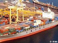 یک کشتی حامل کالاهای وارداتی در جنوب ایران. کاهش درآمدهای ارزی، به معنای کاهش واردات است