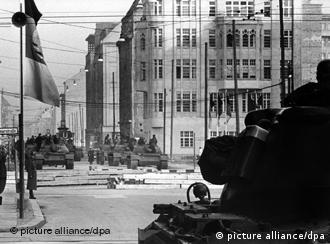 Tanques nas ruas: um dos principais atos da Guerra Fria