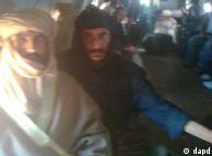 سیف‌الاسلام قذافی در جامه‌ی بومی توارق پس از دستگیری در هواپیمایی که وی را به زیتان منتقل می‌کند