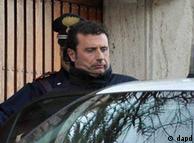 In this photo taken on Saturday, Jan. 14, 2012, Francesco Schettino the captain of the luxury cruiser Costa Concordia, which ran aground off Italy's Tuscan coast, enters a Carabinieri car in Porto Santo Stefano, Italy. A helicopter on Sunday airlifted a third survivor from the capsized hulk of a luxury cruise ship 36 hours after it ran aground off the Italian coast, as prosecutors confirmed they were investigating the captain for manslaughter charges and abandoning the ship. (Foto:Enzo Russo/AP/dapd)