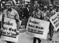 Membros da SA instigam a população berlinense contra os judeus