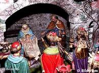 Weihnachtskrippe. Maria hält Jesus auf dem Schoß. Josef steht daneben. Die heiligen drei Könige kommen, um das Jesuskind zu ehren. (Bilderbox)