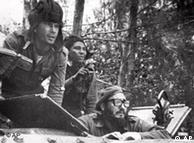 Fidel Castro, a bordo de un tanque observa la playa Girón durante la invasión de Bahía de Cochinos.   
