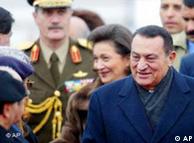 تقدر ثروة عائلة مبارك بـ 40 مليار دولار. هنا مع زوجته خلال زيارة لبرلين عام 2003