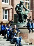 Σπουδαστές γύρω από το άγαλμα του Αριστοτέλη στο Φράιμπουργκ