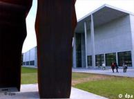 Parte da escultura 'Buscando la Luz', de Eduardo Chillida, diante da Pinacoteca Moderna, de Munique 