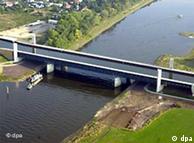 Maior cruzamento europeu de hidrovias em Magdeburg - por cima passa o Canal Elba-Havel